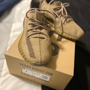 Men size 7 Yeezy earth 350 with box and tag
